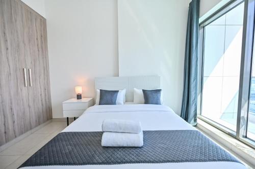 Luxury 1BR Near Burj Khalifa with Canal Views, Дубай (фото 7)