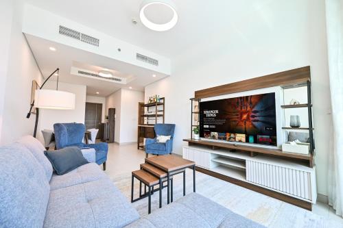 Luxury 1BR Near Burj Khalifa with Canal Views, Дубай (фото 8)