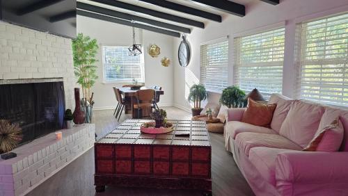 904 Nomads Nest Mid-Century modern entertainment home with cabin vibes, 2 MEGA gamerooms, pingpong,  – khách sạn tại Arlington