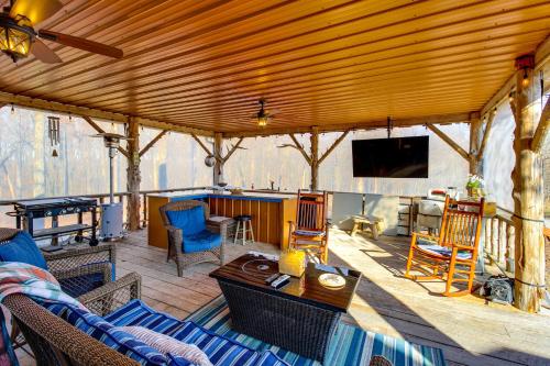 Reel in Fish, Relax By Fire: McMinnville Cabin in Makminvilla (TN)