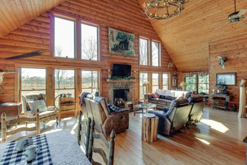 Reel in Fish, Relax By Fire: McMinnville Cabin in Makminvilla (TN)
