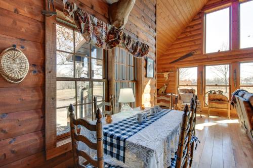 Reel in Fish, Relax By Fire: McMinnville Cabin in Makminvilla (TN)
