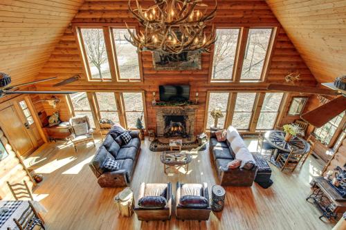 Reel in Fish, Relax By Fire: McMinnville Cabin in Makminvilla (TN)