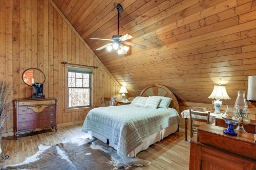 Reel in Fish, Relax By Fire: McMinnville Cabin in Makminvilla (TN)