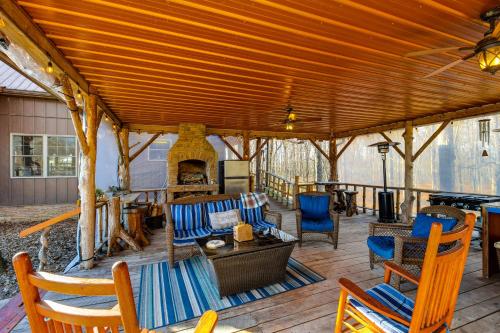 Reel in Fish, Relax By Fire: McMinnville Cabin in Makminvilla (TN)