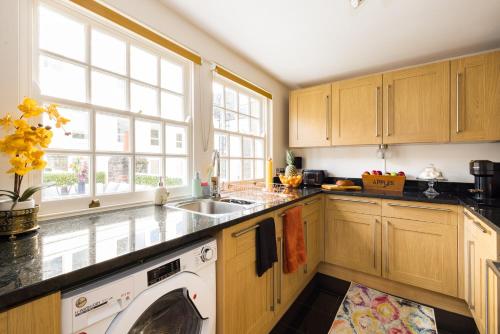 Mayfair 3-Bed 6-Guest w Patio & ac Berkeley Square - image 12