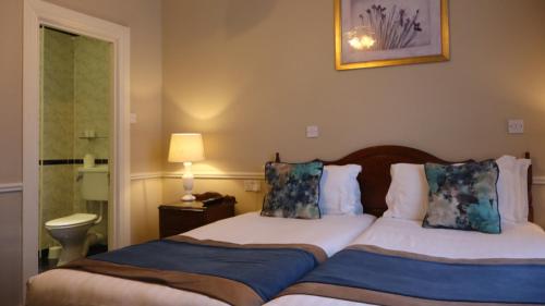 Twin Room image 3