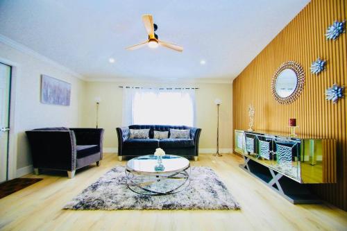 Mins to Atlantic Ave, bars, restaurants & beach! image