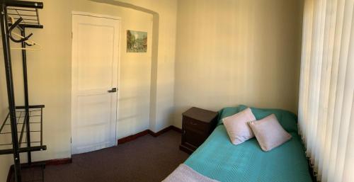 Single Room with Shared Bathroom image 3