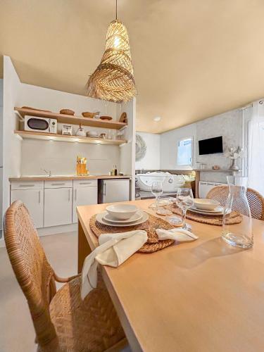 Kitchen, Bali Room in Zone Industrielle de Thibaud