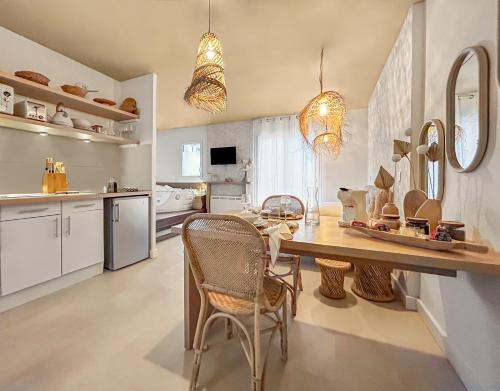 Kitchen, Bali Room in Zone Industrielle de Thibaud