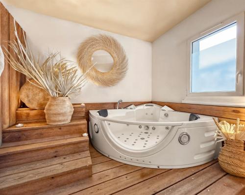 Hot tub, Bali Room in Zone Industrielle de Thibaud