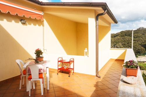Balcony/terrace, La casa di Mamma, Appartamento di charme nel borgo in Luogosanto