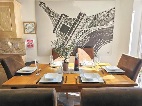 Boughton 3 Bed Semi by Fortuna Property Portfolio – khách sạn tại Barnwood