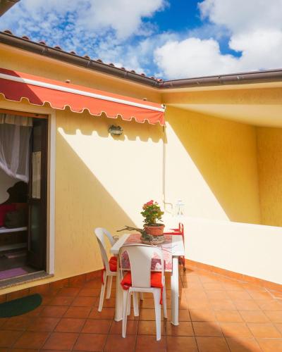 Balcony/terrace, La casa di Mamma, Appartamento di charme nel borgo in Luogosanto