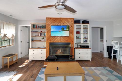 Shady Grove - Water views, Fireplace! Shady Grove - Water views, Fireplace!