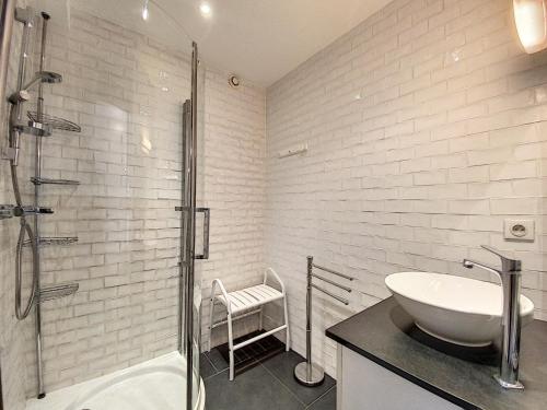 Fürdőszoba, 1-bedroom beachfront apartment with sea view in Pointe Croisette