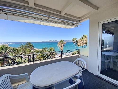 Erkély/terasz, 1-bedroom beachfront apartment with sea view in Pointe Croisette