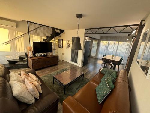 Evasion Verdoyante Vue sur jardin avec balcon et parking in มอนติกนี่ เลอ เบรตันโน