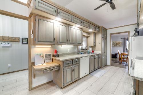 Spacious Holiday Island Escape with Deck and Gas Grill in Holiday Island, USA