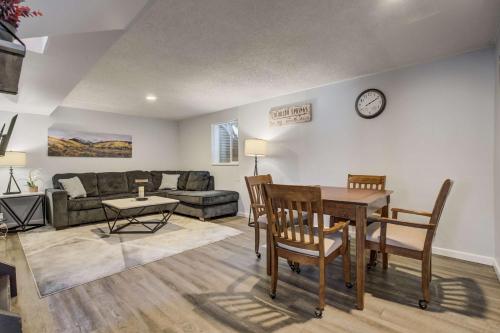 Runaway Escapade SmartTVs Sleeps10 FullKitchen Self-Entry in Colorado Springs, USA