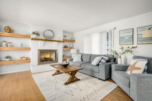 Star of the Sea - Renovated home located in town & pet friendly!