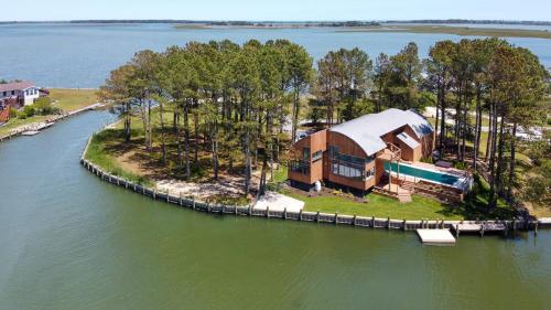 Sunrise Shore - Waterfront with private pool & hot tub!