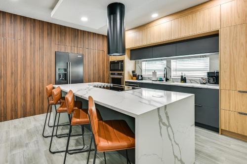 Modern Lakeland Golf Retreat with Putting Green