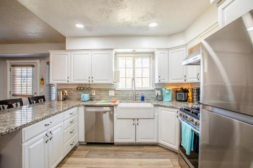 Hawaiian Surfer Haven - Family Stay Near Slopes in Lindon