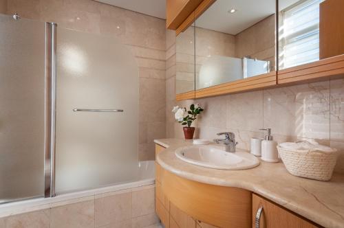 Three-Bedroom Apartment with Sea View image 10