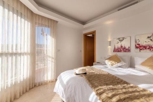 Three-Bedroom Apartment with Sea View image 9