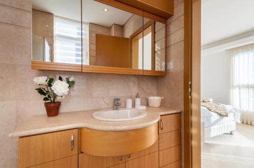 Three-Bedroom Apartment with Sea View image 8