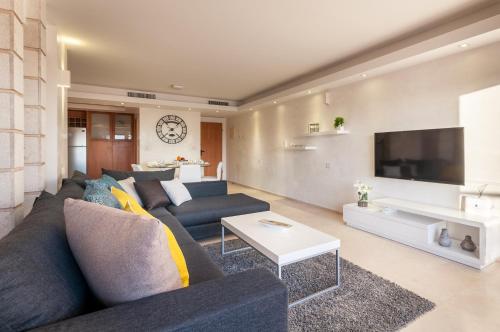 Three-Bedroom Apartment with Sea View image 4