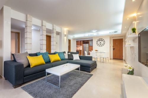 magical sea view 3 bedroom - image 2