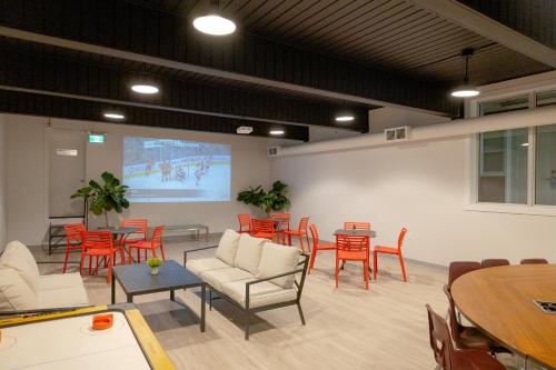 Shared lounge/TV area, Scott's Inn & Restaurant                                                         in Kamloops (BC)