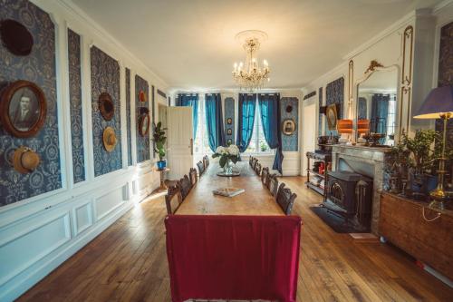 Chambre d’hôtes au Château Le Bas Bleu, Anaïs Nin (Chambre d’hotes au Chateau Le Bas Bleu, Anais Nin) in Quesnoy-le-Montant