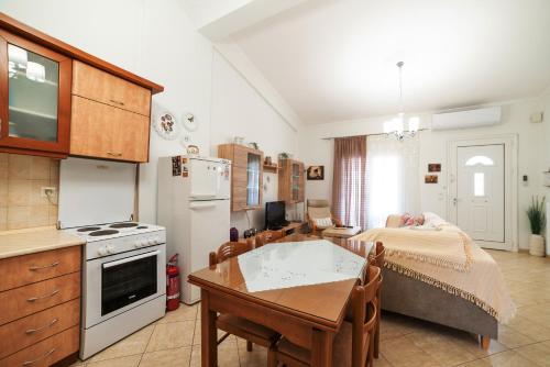 Porto Ofrynio Central Deluxe Golden Apartment