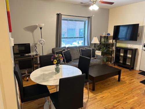 Entire Apt in Heart of Chicago thumb 3