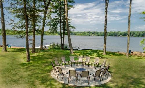Herons Landing - Open Concept Lakefront Home with Rec Room and Fire Pit in Lacota