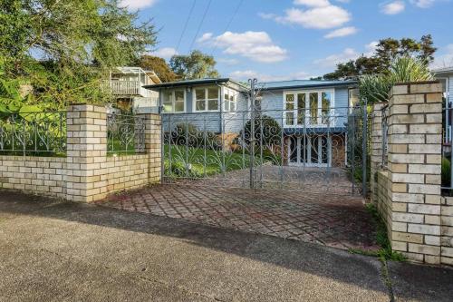 Sunny Mid Century Style Home 3 BR 2 BA 2 CarParks