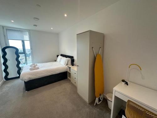 Modern 2 Bed Old Trafford Stadium - Tap to explore photos