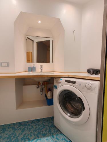 Milano Center Apartment in Shopping and living Area with AC, Wifi, steps from M1 and Airport and Fiera Milano link, Milan (photo 6)