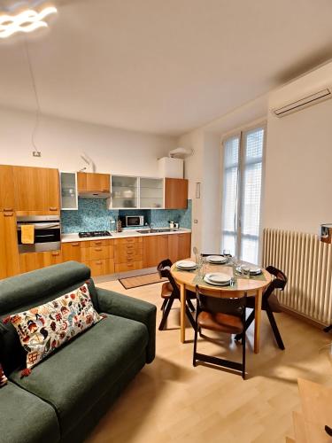 Milano Center Apartment in Shopping and living Area with AC, Wifi, steps from M1 and Airport and Fiera Milano link, Milán