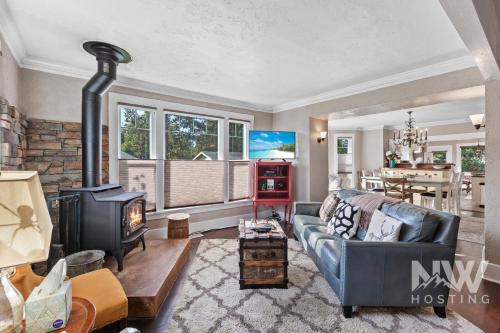 Cozy Farmhouse w Treehouse Fire Pit 1 Mile to Beach Close to Skiing Adventures 1226