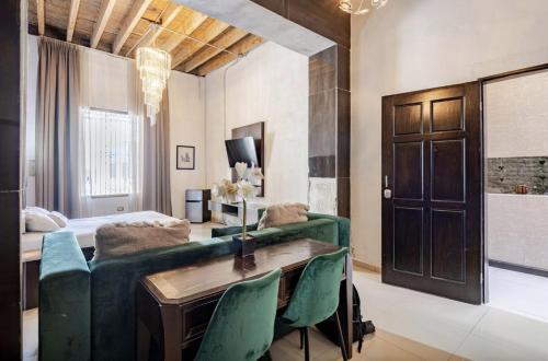Executive Suite image 5