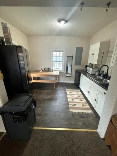 . Quaint cottage near Local and State Parks and Minutes from Laurel Cove and Bell Theatre