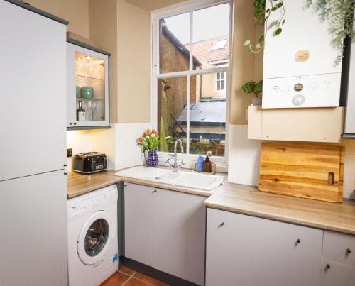 Heron House: The Forth Rail Bridge Cottage in 北女王渡