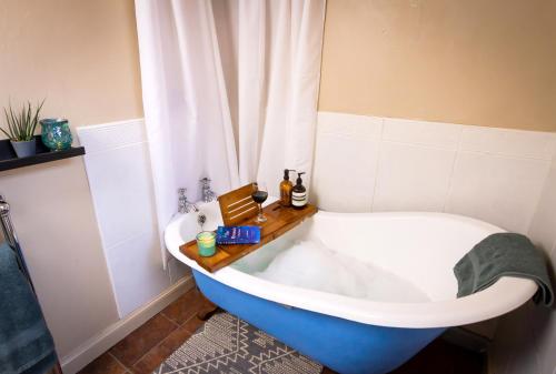 Heron House: The Forth Rail Bridge Cottage in 北女王渡