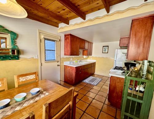 654615217 Blue Iguana Inn