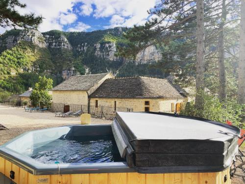 Villa jusque 14 pers piscine avec une vue incroyable sur la montagne Gorges du Tarn gîte à louer Montbrun